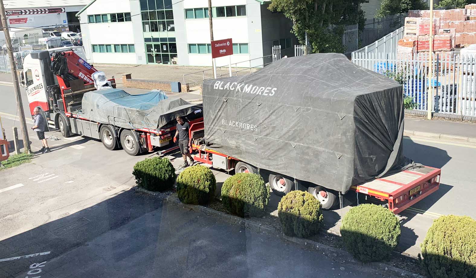 The VMC arriving outside Wessex.